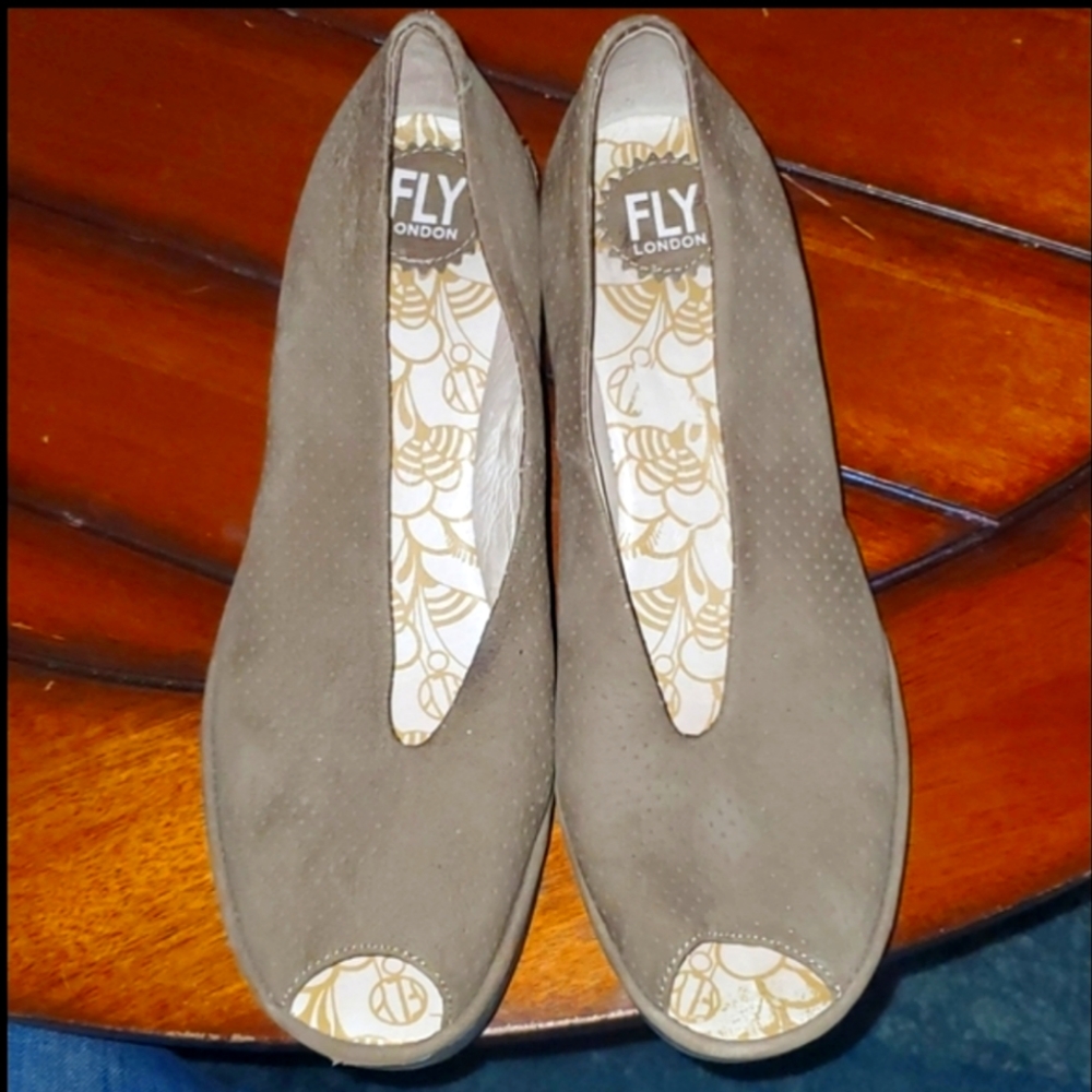 Fly London 🪰YURK Open Toe Wedges Tan